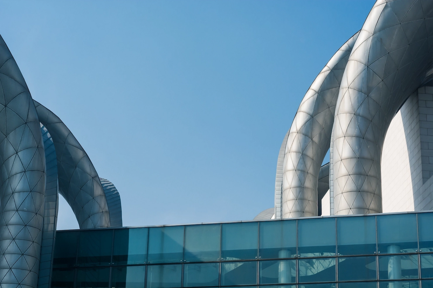 Moderne erhvervskvarter i København med skyskrabere